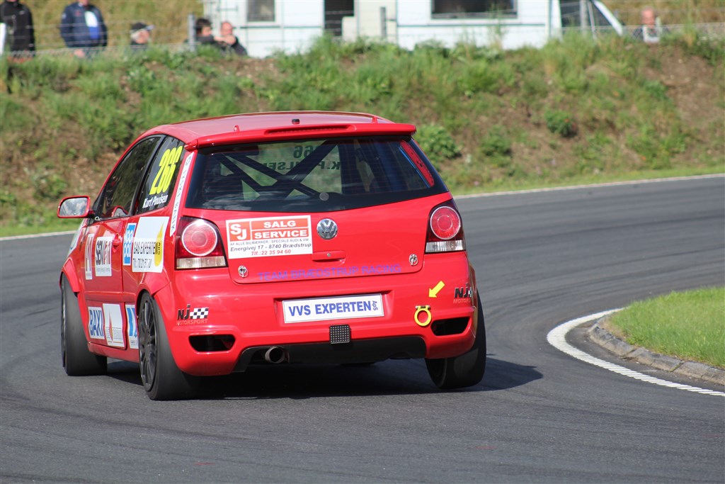 Kurt Poulsen kan håbe på at konkurrenterne i Division 2 blot kommer til at se denne vinkel af hans røde VW Polo GTI i weekenden, men det er jo ikke sikkert at de alle sammen vil nøjes med det.
(Foto: JJ Media)